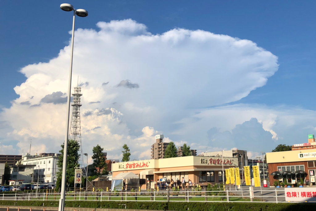 宇都宮駅から見える大きな入道雲