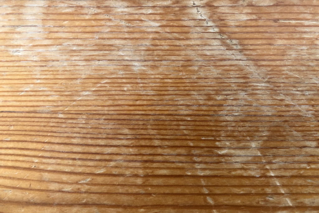 オリーブオイルでテーブルの輪染みを落とす前の状態