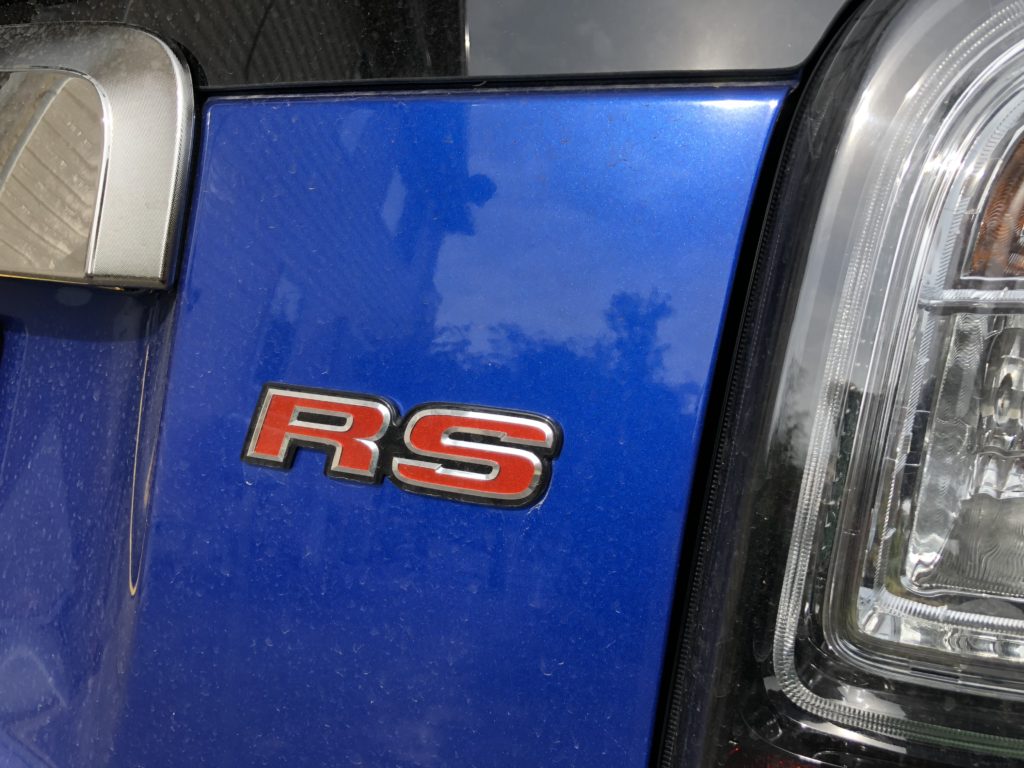 テールゲートに飾られたホンダのスポーティモデル RSのエンブレム