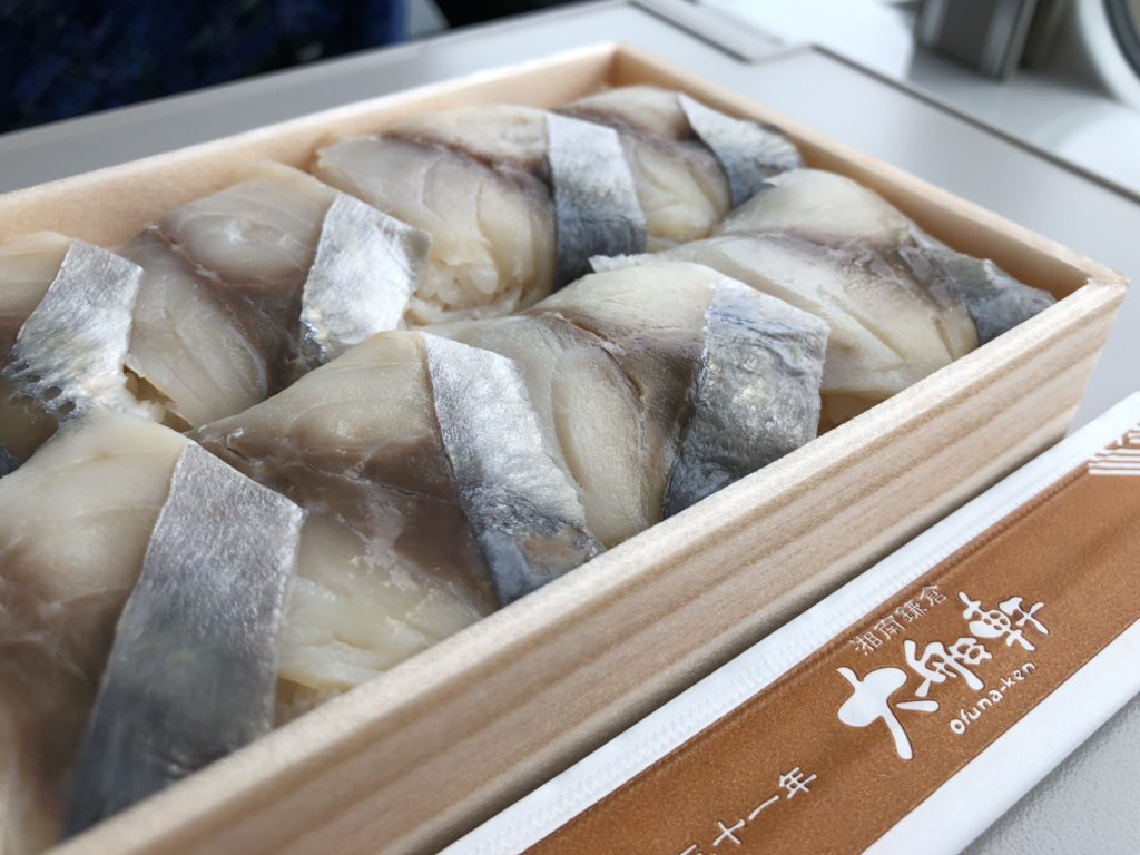 鯵の押し寿司を湘南新宿ラインで食べる