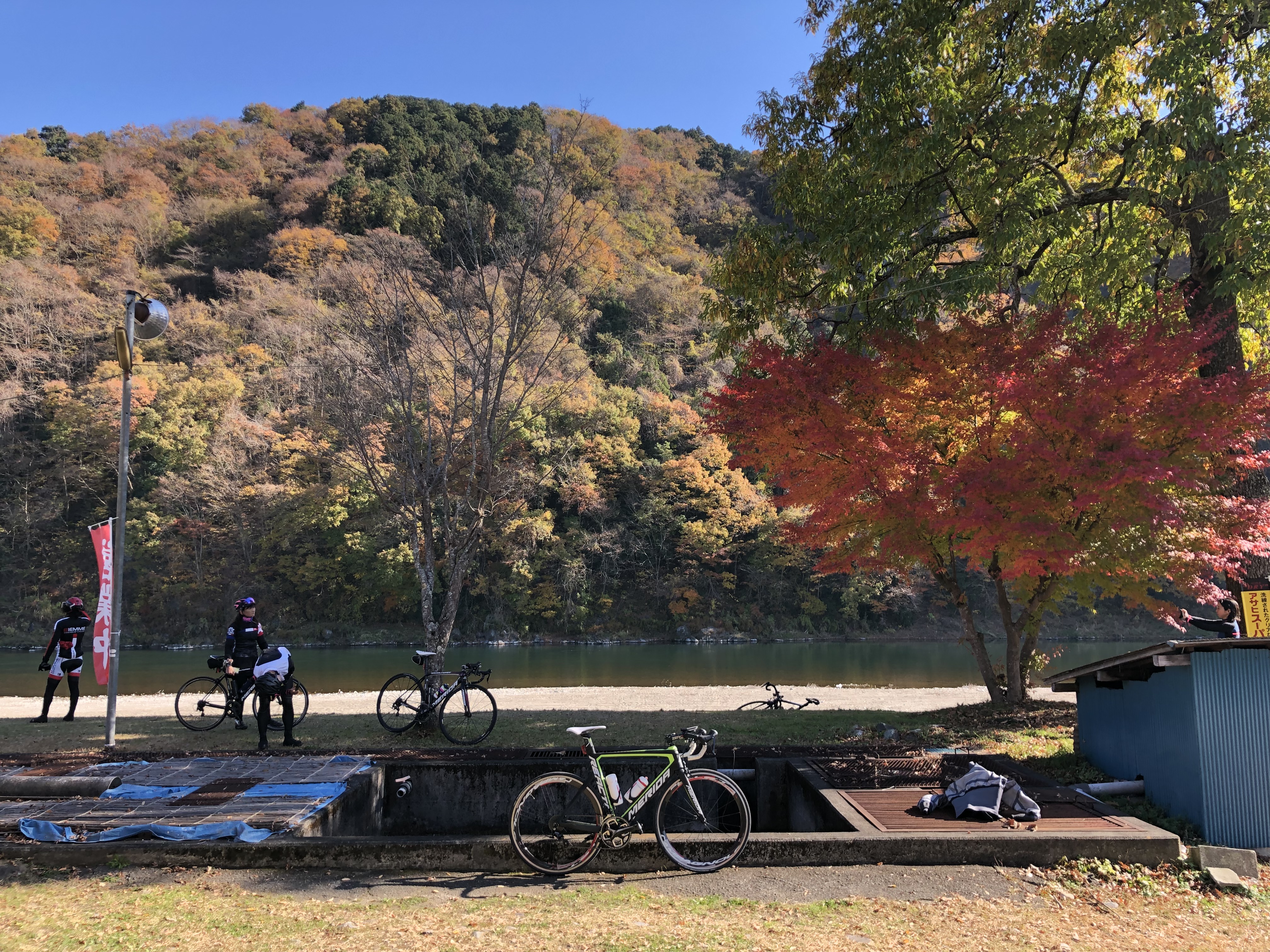 那須烏山のひのきやから那珂川を挟んで落石の紅葉を望む
